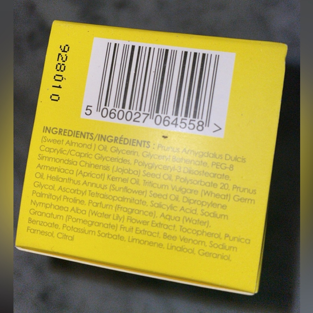 Rodial Bee Venom facial cleanser - Picture 2 of 3